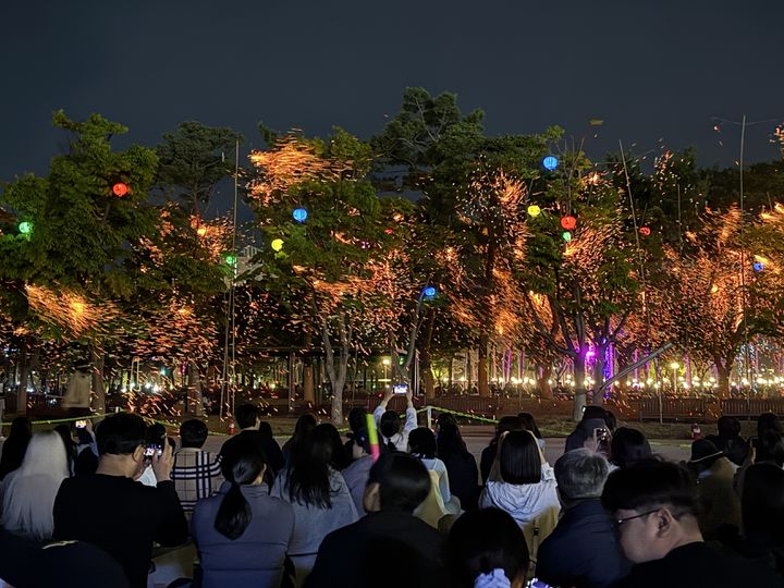 [세종=뉴시스] 26일 세종중앙·호수공원 일원에서 열린 '2025 세종낙화축제' 모습.(사진=세종시 제공).2025.04.27.photo@newsis.com *재판매 및 DB 금지