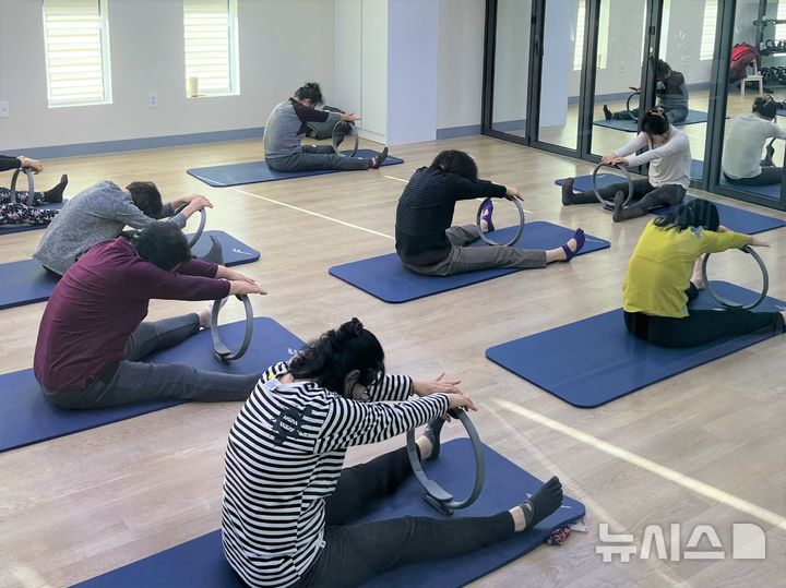 [서울=뉴시스] 요가 프로그램이 진행되고 있다.(사진=뉴시스 DB) 2025.04.27.photo@newsis.com