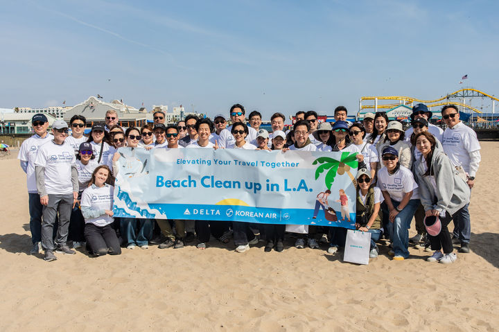 [서울=뉴시스] 대한항공과 델타항공 직원들이 24일(현지시간) 미국 로스앤젤레스 산타 모니카 부두에서 공동 봉사활동을 실시하고 기념 촬영하는 모습. (사진=대한항공) 2025.04.27 photo@newsis.com *재판매 및 DB 금지 *재판매 및 DB 금지