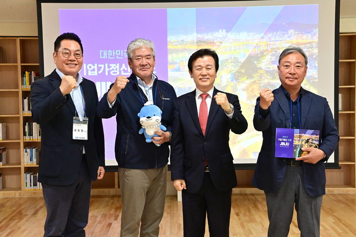 [진주=뉴시스]허경수 코스모 그룹 회장, 그룹 경영인들과 함께 진주 방문.(사진=진주시 제공).2025.04.27.photo@newsis.com *재판매 및 DB 금지