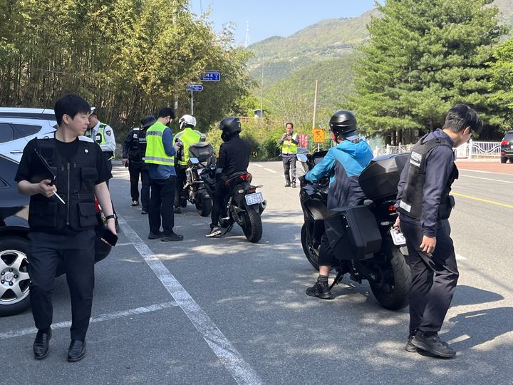 [밀양=뉴시스] 밀양경찰서가 청도면 두곡리 천왕재 고개에서 오토바이(이륜차) 소음 문제를 해결하기 위해 특별 단속을 하고 있다. (사진=밀양시 제공) 2025.04.27. photo@newsis.com *재판매 및 DB 금지
