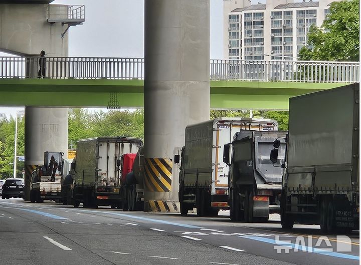 [안양=뉴시스] 박석희 기자 = 농수산물도매시장 인근 교각 아래 즐비하게 늘어선 불법주차 현장. 2025.04.27. phe@newsis.com