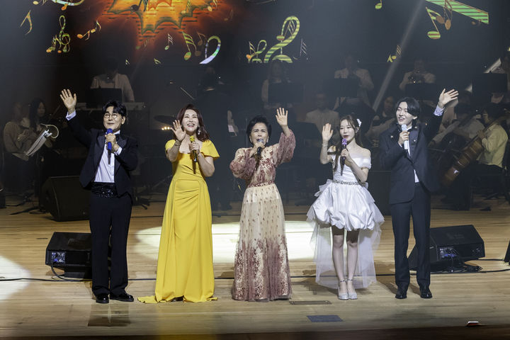 [서울=뉴시스] '이미자 전통가요 헌정 공연 '맥(脈)을 이음'. (사진 = 쇼당이엔티 제공) 2025.04.27. photo@newsis.com. *재판매 및 DB 금지