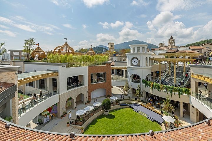 [부산=뉴시스] 신세계사이먼 부산 프리미엄 아울렛은 지난해 아동전문관, 다이소, 쉐이크쉑, 오크베리 등 패션과 F&B(식음) 부문에서 경쟁력을 높인데 이어 최근 프리미엄 브랜드와 서비스를 추가로 강화했다고 27일 밝혔다. (사진=신세계사이먼 제공) 2025.04.27. photo@newsis.com *재판매 및 DB 금지