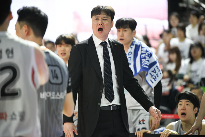 [서울=뉴시스] 프로농구 수원 KT의 송영진 감독. (사진=KBL 제공) *재판매 및 DB 금지