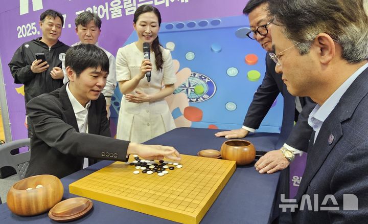 [고양=뉴시스] 송주현 기자 = 27일 경기 고양시 어울림누리 체육관에서 개최되고 있는 '고양시 보드게임 가족 한마음 대축제'에서 이동환 고양시장과 '신의 한 수' 이세돌 국수가 오목대결을 하고 있다. 2025.04.27 atia@newsis.com 