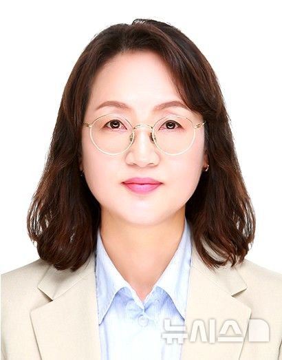 [포항=뉴시스] 송종욱 기자 = 포항 출신인 최소희 동화 작가가 포항포은중앙도서관 문학 상주 작가로 선정됐다. 사진은 최 작가 모습. (사진=포항시 제공) 2025.04.27. photo@newsis.com