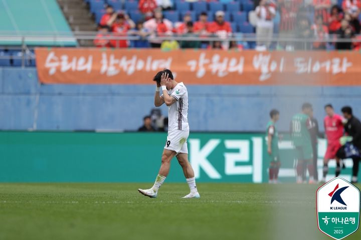 [서울=뉴시스]K리그1 강원 김경민 퇴장. (사진=한국프로축구연맹 제공)
