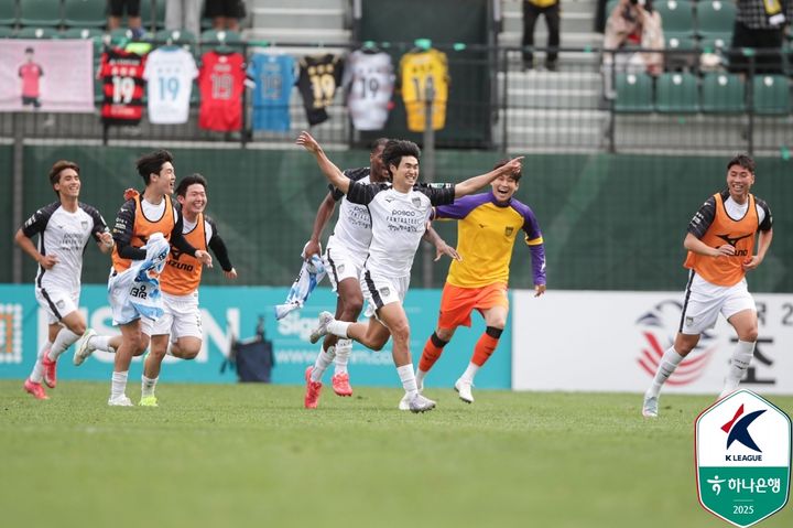 [서울=뉴시스]K리그2 전남 정지용 극장골. (사진=한국프로축구연맹 제공)