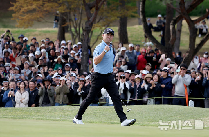 [서울=뉴시스]이태훈, KPGA 우리금융 챔피언십 우승. (사진=KPGA 투어 제공)