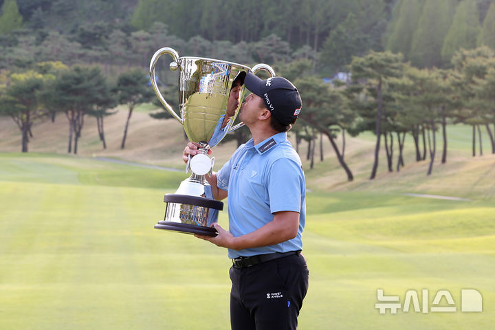 [서울=뉴시스]이태훈, KPGA 우리금융 챔피언십 우승. (사진=KPGA 투어 제공)