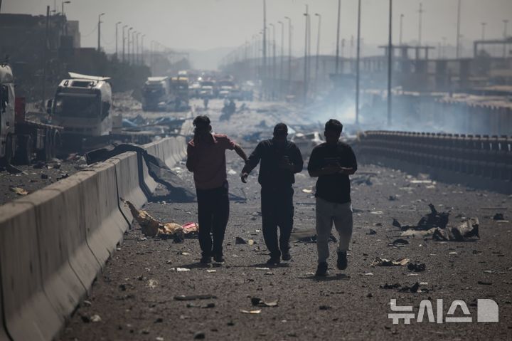 [테헤란=신화/뉴시스] 이란의 북부 도시 라슈트에서 7월 20일 가스 폭발이 일어나 18명의 부상자가 발생했다고 소방대가 발표했다.&nbsp; 사진은 지난 4월 26일 남부 호르무즈 해안 항구도시 반다르 압바스의 부두에서 대 폭발이 일어나 40명이 죽고 1000여명의 부상자가 발생했을 때의 광경. 2025. 07.21.