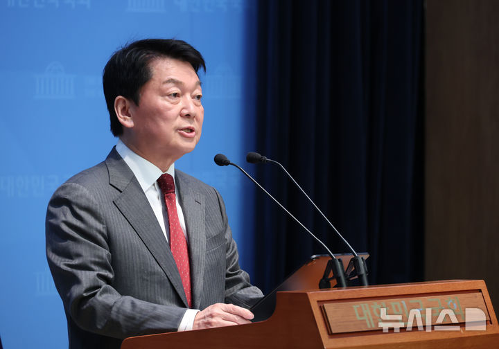 [서울=뉴시스] 고승민 기자 = 안철수 국민의힘 대선 경선 후보가 27일 서울 여의도 국회 소통관에서 지지 호소를 촉구하는 기자회견을 하고 있다. 2025.04.27. kkssmm99@newsis.com