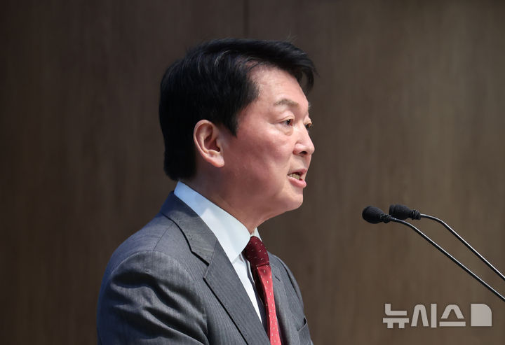 [서울=뉴시스] 고승민 기자 = 안철수 국민의힘 대선 경선 후보가 27일 서울 여의도 국회 소통관에서 지지 호소를 촉구하는 기자회견을 하고 있다. 2025.04.27. kkssmm99@newsis.com