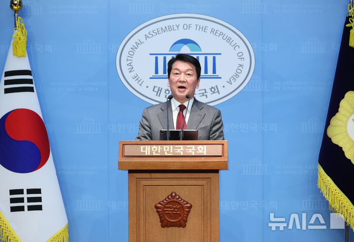 [서울=뉴시스] 고승민 기자 = 안철수 국민의힘 대선 경선 후보가 27일 서울 여의도 국회 소통관에서 지지 호소를 촉구하는 기자회견을 하고 있다. 2025.04.27. kkssmm99@newsis.com