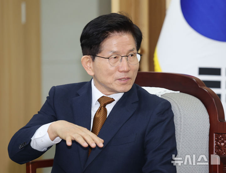 [인천=뉴시스] 전진환 기자 = 김문수 제21대 대통령 선거 국민의힘 경선 후보가 27일 오전 인천시청에서 유정복 시장에게 인사말을 하고 있다. 2024.04.27. amin2@newsis.com