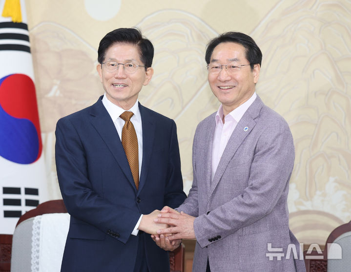 [인천=뉴시스] 전진환 기자 = 김문수 제21대 대통령 선거 국민의힘 경선 후보가 27일 오전 인천시청을 찾아 유정복 시장과 인사하고 있다. 2024.04.27. amin2@newsis.com