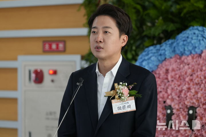 [서울=뉴시스] 고승민 기자 = 이준석 개혁신당 대선 후보가 27일 DCC대전컨벤션센터에서 열린 대한의사협회 정기대의원총회에서 취재진 질문에 답하고 있다. (사진=이준석 캠프 제공) 2025.04.27. photo@newsis.com