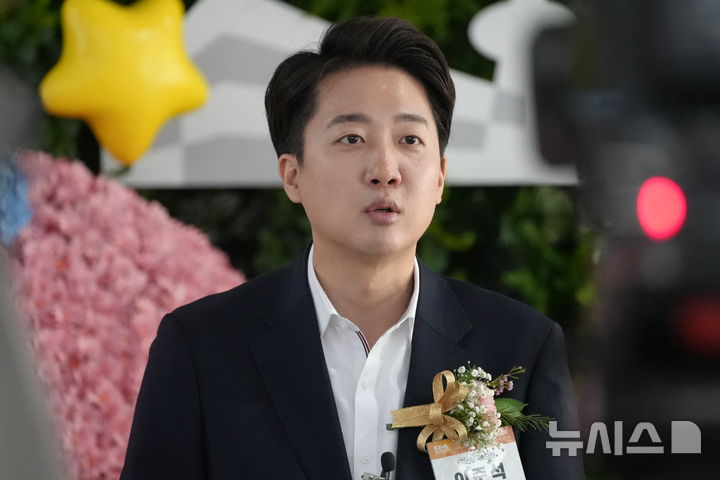 [서울=뉴시스] 고승민 기자 = 이준석 개혁신당 대선 후보가 27일 DCC대전컨벤션센터에서 열린 대한의사협회 정기대의원총회에서 취재진 질문에 답하고 있다. (사진=이준석 캠프 제공) 2025.04.27. photo@newsis.com