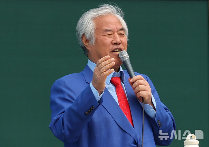 [서울=뉴시스] 최진석 기자 = 21대 대선 출마를 선언한 전광훈 사랑제일교회 목사가 27일 서울 종로구 세종대로사거리에서 열린 전국 주일 연합 예배에서 설교하고 있다. 2025.04.27. myjs@newsis.com