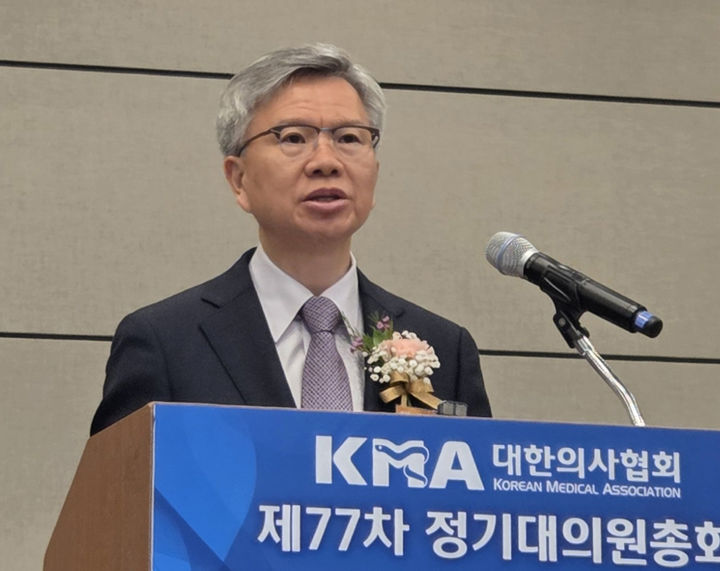 [서울=뉴시스] 조수정 기자 = 김택우 대한의사협회장이 27일 대전컨벤션센터에서 열린 대한의사협회 제77차 정기대의원총회에서 인사말 하고 있다. (사진=대한의사협회 제공) 2025.04.27. photo@newsis.com *재판매 및 DB 금지
