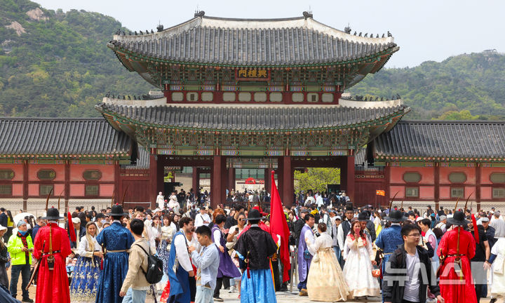[서울=뉴시스] 최진석 기자 = 궁중문화축전 2일차인 27일 오후 서울 종로구 경복궁에 관람객들이 붐비고 있다. ‘궁중문화축전’은 대한민국을 대표하는 문화유산이며 조선과 대한제국의 역사를 품고 있는 경복궁, 창덕궁, 창경궁, 덕수궁, 경희궁 등 서울 소재 5개의 궁궐과 종묘에서 펼쳐지는 문화유산 축제이다. 2025.04.27. myjs@newsis.com