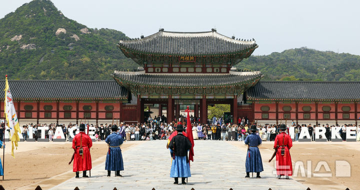 [서울=뉴시스] 최진석 기자 = 궁중문화축전 2일차인 27일 오후 서울 종로구 경복궁에서 수문장 교대의식이 열리고 있다. ‘궁중문화축전’은 대한민국을 대표하는 문화유산이며 조선과 대한제국의 역사를 품고 있는 경복궁, 창덕궁, 창경궁, 덕수궁, 경희궁 등 서울 소재 5개의 궁궐과 종묘에서 펼쳐지는 문화유산 축제이다. 2025.04.27. myjs@newsis.com