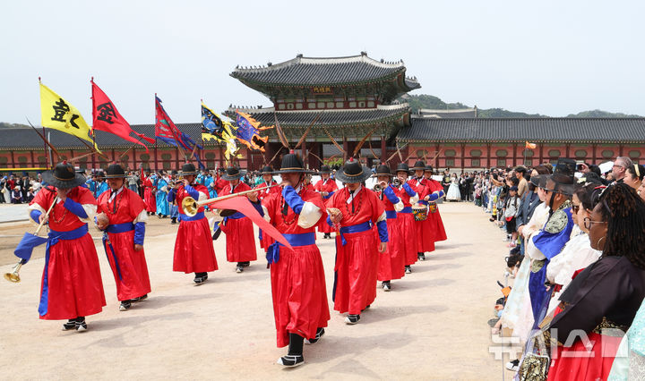 [서울=뉴시스] 최진석 기자 = 궁중문화축전 2일차인 27일 오후 서울 종로구 경복궁에서 열린 수문장 교대의식을 외국인들이 관람하고 있다. ‘궁중문화축전’은 대한민국을 대표하는 문화유산이며 조선과 대한제국의 역사를 품고 있는 경복궁, 창덕궁, 창경궁, 덕수궁, 경희궁 등 서울 소재 5개의 궁궐과 종묘에서 펼쳐지는 문화유산 축제이다. 2025.04.27. myjs@newsis.com