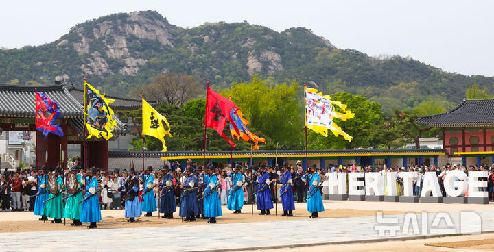 [서울=뉴시스] 최진석 기자 = 궁중문화축전 2일차인 27일 오후 서울 종로구 경복궁에서 수문장 교대의식이 열리고 있다. ‘궁중문화축전’은 대한민국을 대표하는 문화유산이며 조선과 대한제국의 역사를 품고 있는 경복궁, 창덕궁, 창경궁, 덕수궁, 경희궁 등 서울 소재 5개의 궁궐과 종묘에서 펼쳐지는 문화유산 축제이다. 2025.04.27. myjs@newsis.com