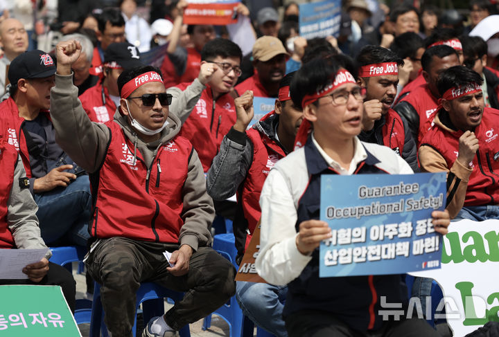 [서울=뉴시스] 김명년 기자 = 지난달 27일 오전 서울 종로구 보신각 앞에서 열린 ‘2025 세계노동절 이주노동자 메이데이’에서 이주노동자들이 구호를 외치고 있다. 2025.04.27. kmn@newsis.com