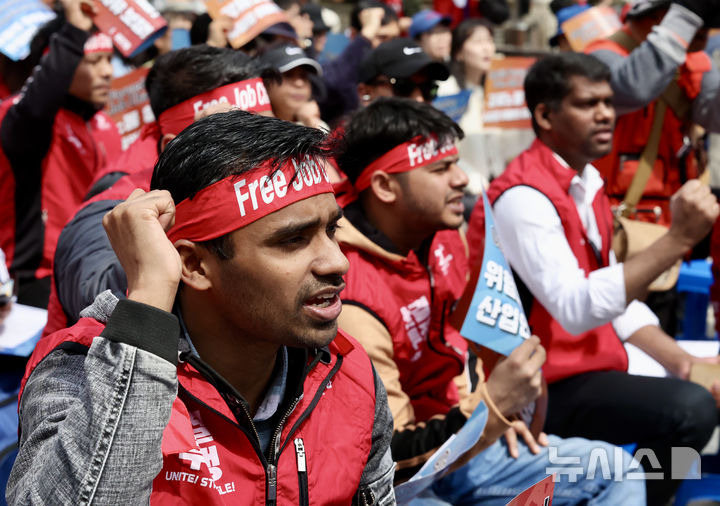 [서울=뉴시스] 김명년 기자 = 27일 오전 서울 종로구 보신각 앞에서 열린 ‘2025 세계노동절 이주노동자 메이데이’에서 이주노동자들이 구호를 외치고 있다. 2025.04.27. kmn@newsis.com