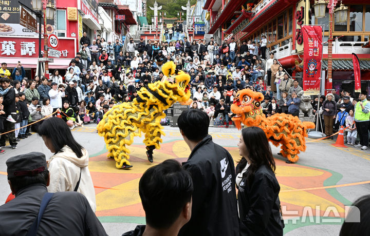 [인천=뉴시스] 전진환 기자 = 완연한 봄 날씨를 보인 27일 인천 중구 차이나타운을 찾은 시민들이 차이나타운 문화공연인 사자춤을 관람하고 있다.2025.04.27. amin2@newsis.com