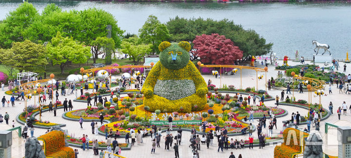 [고양=뉴시스] 경기 고양시 일산호수공원에서 열린 '2025 고양국제꽃박람회'(사진=뉴시스 DB)photo@newsis.com