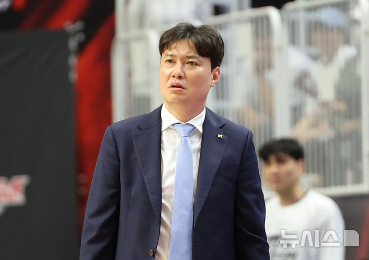 [수원=뉴시스] 김금보 기자 = 27일 오후 경기 수원시 권선구 KT소닉붐아레나에서 열린 2024~2025 프로농구 4강 플레이오프 수원KT와 서울SK의 3차전, 2쿼터 KT 송영진 감독이 경기를 지켜보고 있다. 2025.04.27. kgb@newsis.com