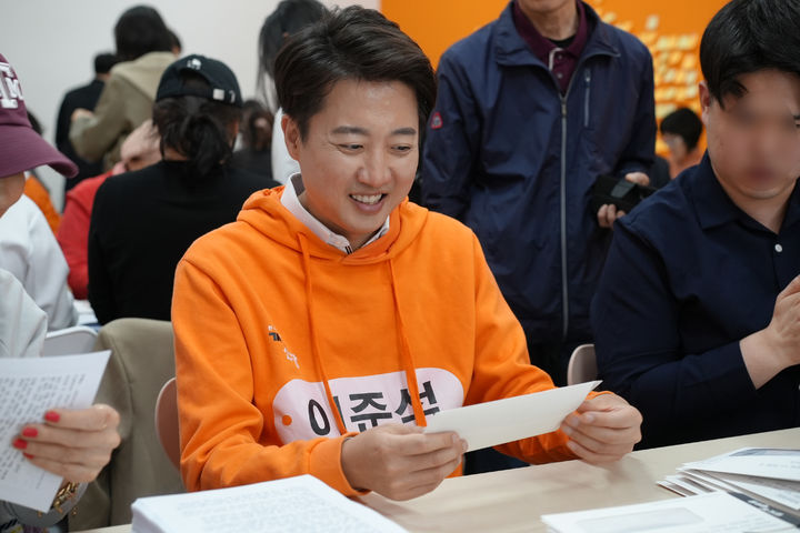 [서울=뉴시스] 고승민 기자 = 이준석 개혁신당 대선후보가 27일 서울 강남구 캠프 사무실에서 열린 '이준석과 함께 - 편지로 정치를 바꾼다' 홍보물 봉입 행사에서 유권자들에게 보낼 손편지를 만들고 있다. (사진=이준석 캠프 제공) 2025.04.27.photo@newsis.com *재판매 및 DB 금지
