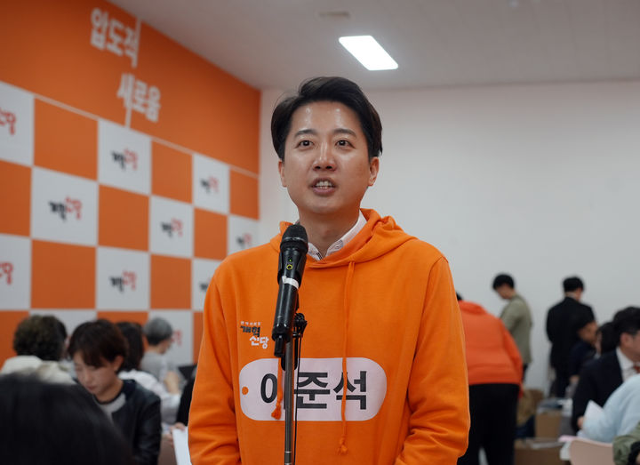 [서울=뉴시스] 고승민 기자 = 이준석 개혁신당 대선후보가 27일 서울 강남구 캠프 사무실에서 열린 '이준석과 함께 - 편지로 정치를 바꾼다' 홍보물 봉입 행사에서 인사말을 하고 있다. (사진=이준석 캠프 제공) 2025.04.27.photo@newsis.com *재판매 및 DB 금지