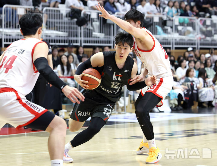 [수원=뉴시스] 김금보 기자 = 27일 오후 경기 수원시 권선구 KT소닉붐아레나에서 열린 2024~2025 프로농구 4강 플레이오프 수원KT와 서울SK의 3차전, 4쿼터 KT 문정현이 드리블 돌파를 하고 있다. 2025.04.27. kgb@newsis.com