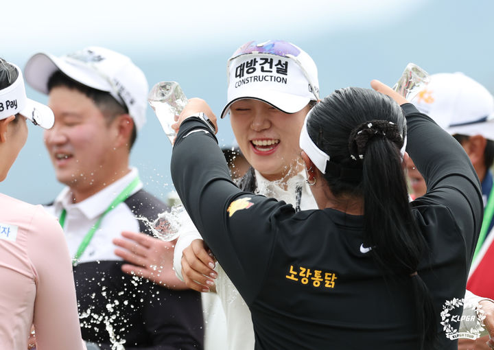 [서울=뉴시스] 김진아 기자 = 27일 충북 충주 킹스데일GC에서 열린 '덕신EPC 챔피언십' FR에서 김민선이 우승을 확정지은 뒤 축하를 받고 있다. (사진=KLPGA 제공) 2025.04.27. photo@newsis.com *재판매 및 DB 금지