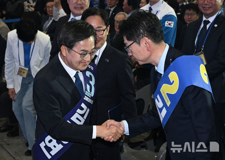 [고양=뉴시스] 조성우 기자 = 27일 경기도 고양시 킨텍스에서 열린 제21대 대통령 선거 후보자 선출을 위한 수도권·강원·제주 합동연설회에서 김경수, 김동연 후보가 인사를 하고 있다. (공동취재) 2025.04.27. photo@newsis.com