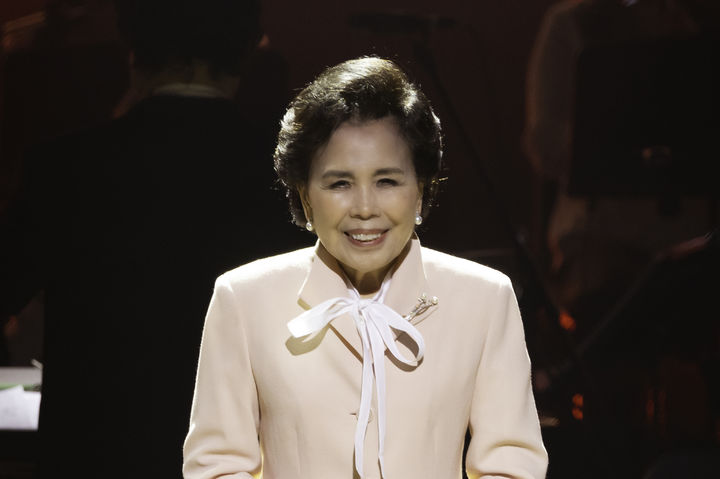 [서울=뉴시스] 조수정 기자 = '엘레지의 여왕' 국민가수 이미자가 26일 서울 세종문화회관 대극장에서 '전통가요 헌정 공연 <맥(脈)을 이음>'을 열고 인사하고 있다. (사진=쇼당이엔티 제공) 2025.04.27. photo@newsis.com *재판매 및 DB 금지