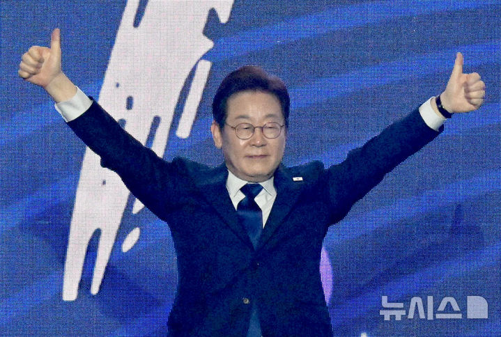 [고양=뉴시스] 조성우 기자 = 27일 경기도 고양시 킨텍스에서 열린 더불어민주당 제21대 대통령 선거 후보자 선출을 위한 수도권·강원·제주 합동연설회에서 이재명 후보가 대선후보로 선출된 후 수락연설을 하기 전 인사를 하고 있다. (공동취재) 2025.04.27. photo@newsis.com