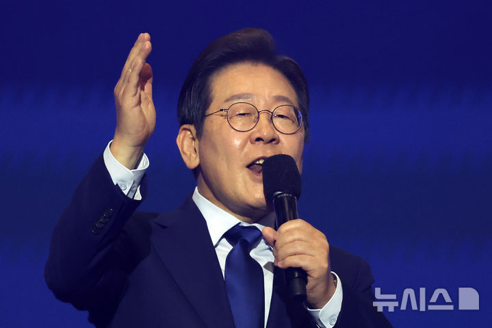 [고양=뉴시스] 조성우 기자 = 더불어민주당 제21대 대통령 선거 후보에 선출된 이재명 후보가 27일 경기도 고양시 킨텍스에서 열린 제21대 대통령 선거 후보자 선출을 위한 수도권·강원·제주 합동연설회에서 수락연설을 하고 있다. 2025.04.27. xconfind@newsis.com