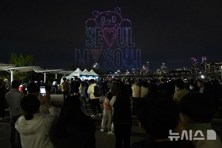 [서울=뉴시스] 김명년 기자 = 27일 오후 서울 광진구 뚝섬한강공원 수변무대에서 2025 한강 불빛 공연(드론 라이트 쇼)이 펼쳐지고 있다. 2025.04.27. kmn@newsis.com