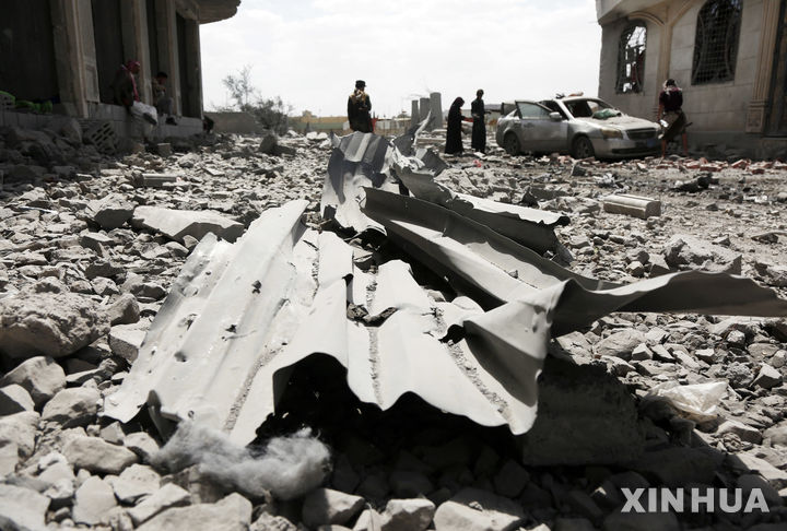 [ 사나=신화/뉴시스] 예멘의 수도 사나에서 4월 27일 미군의 폭격이 20여 차례 가해진 뒤 사람들이 파괴된 주택들 잔해와 차량을 살펴보고 있다. 이 곳에서만 2명이 죽고 10여 명이 다쳤다. 2025.05.20.