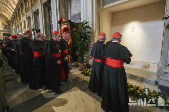 [로마=AP/뉴시스] 추기경들이 27일(현지 시간) 로마 산타 마리아 마조레 대성당(성모 대성전)에 안장된 고(故) 프란치스코 교황의 무덤에서 참배하고 있다. 2025.04.28.