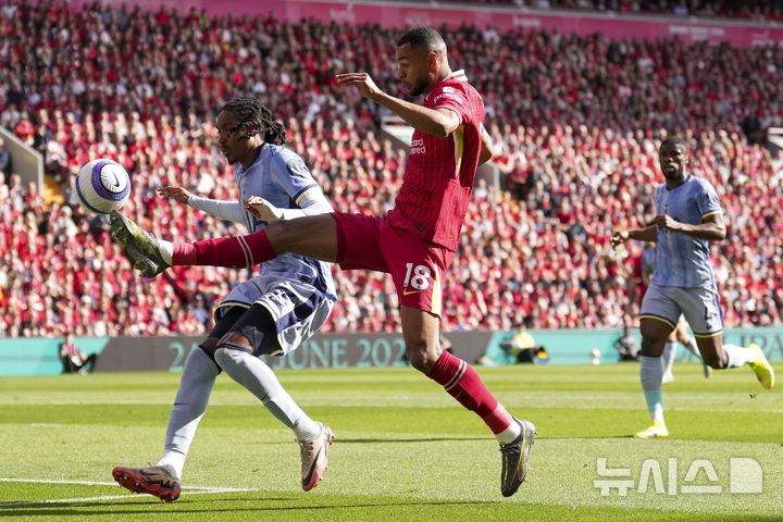 [리버풀=AP/뉴시스] 리버풀의 코디 각포가 27일(현지 시간) 영국 리버풀의 안필드에서 열린 2024-25 프리미어리그 34라운드 토트넘 홋스퍼와의 경기에서 볼다툼을 하고 있다. 리버풀은 손흥민이 부상으로 빠진 토트넘에 5-1로 승리하고 남은 경기 결과에 상관없이 우승을 확정했다. 2025.04.28.<font style="vertical-align: inherit;"><font style="vertical-align: inherit;"></font></font>