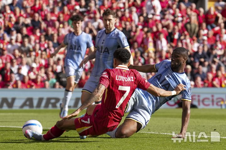 [리버풀=AP/뉴시스] 리버풀의 루이스 디아즈가 27일(현지 시간) 영국 리버풀의 안필드에서 열린 2024-25 프리미어리그 34라운드 토트넘 홋스퍼와의 경기에서 팀의 첫 번째 골을 넣고 있다. 리버풀은 손흥민이 부상으로 빠진 토트넘에 5-1로 승리하고 남은 경기 결과에 상관없이 우승을 확정했다. 2025.04.28.<font style="vertical-align: inherit;"><font style="vertical-align: inherit;"></font></font>