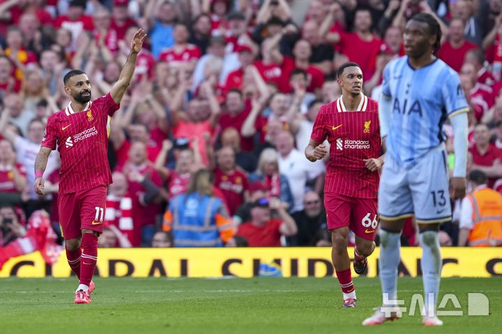 [리버풀=AP/뉴시스] 리버풀의 모하메드 살라가 27일(현지 시간) 영국 리버풀의 안필드에서 열린 2024-25 프리미어리그 34라운드 토트넘 홋스퍼와의 경기에서 팀의 네 번째 골을 넣은 후 기뻐하고 있다. 리버풀은 손흥민이 부상으로 빠진 토트넘에 5-1로 승리하고 남은 경기 결과에 상관없이 우승을 확정했다. 2025.04.28.<font style="vertical-align: inherit;"><font style="vertical-align: inherit;"></font></font>