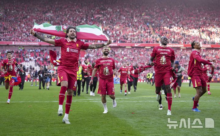 [리버풀=AP/뉴시스] 잉글랜드 프로축구 프리미어리그(EPL) 조기 우승을 확정한 뒤 즐거워하는 리버풀 선수단. 2025.04.27.