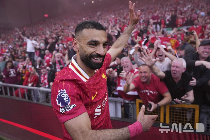 [리버풀=AP/뉴시스] 잉글랜드 프로축구 프리미어리그(EPL) 조기 우승을 확정한 뒤 즐거워하는 리버풀의 모하메드 살라. 2025.04.27.